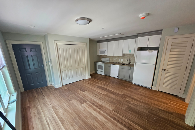 Living Space - One Bedroom Apartment for June 1st at Center East Commons