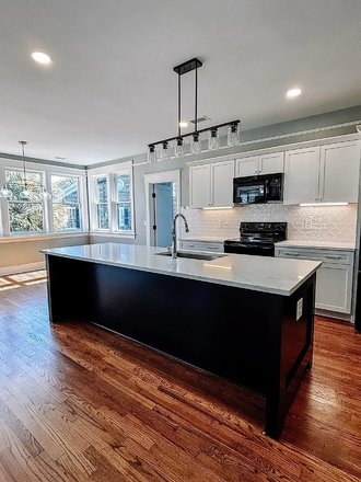 Kitchen - Downtown 4BR with water views. Duplex