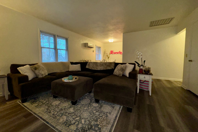 Photo - 2 Bed, 1 Bath Apartment On Houston Street