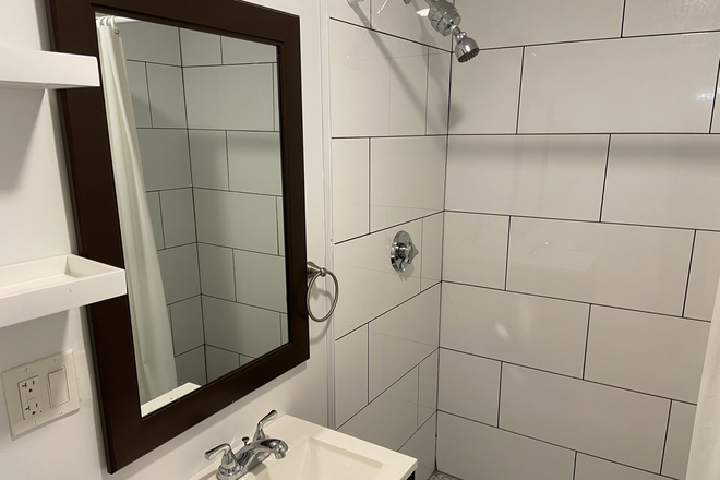 Hub Realty - Brighton, Oak Square, renovated 3 bed near 57 bus Apartments