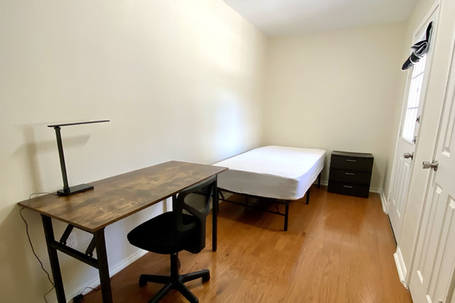 Medium room - 3503 Rosedale St