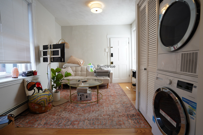 1 - SEPT 2026-North End 2 bed, W/D in unit, Pets ok. No Broker Fee! Apartments