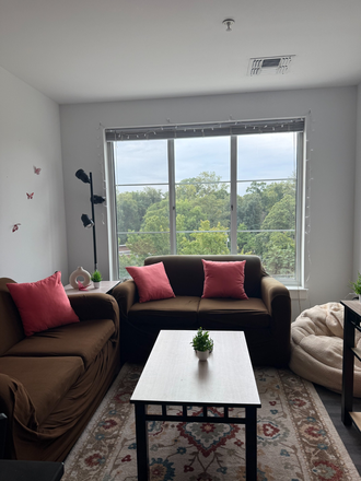 living room - South Campus Commons 7 Apartments