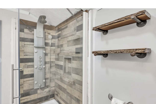 2nd Floor Full Bath - SPRING SEMESTER THIS YEAR !!  Lake Front, Large House, plenty of parking, GREAT hou