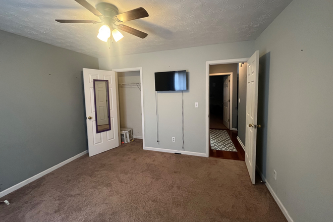 Bedroom (TV included) - Private Bedroom/Shared Bathroom for Rent House