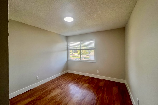 Private Bedroom - Private Room in Shared Gunbarrel Apt.