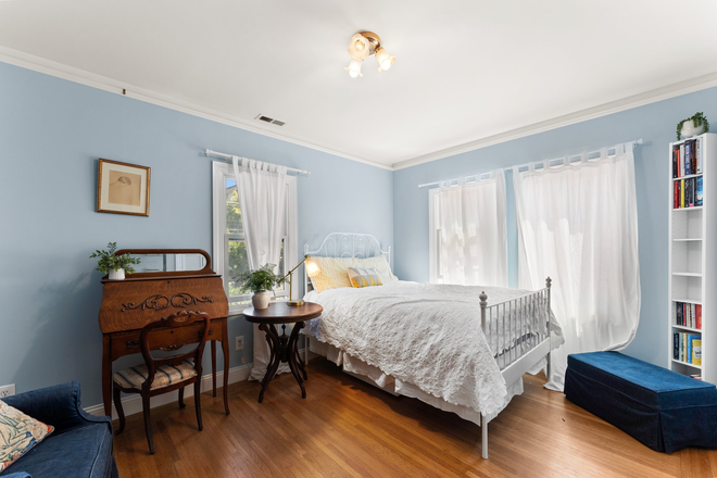 Queen Bedroom - Beautiful, spacious and sunny 5 bedroom, 3.5 Bath  house in safe and convenient neighborhood