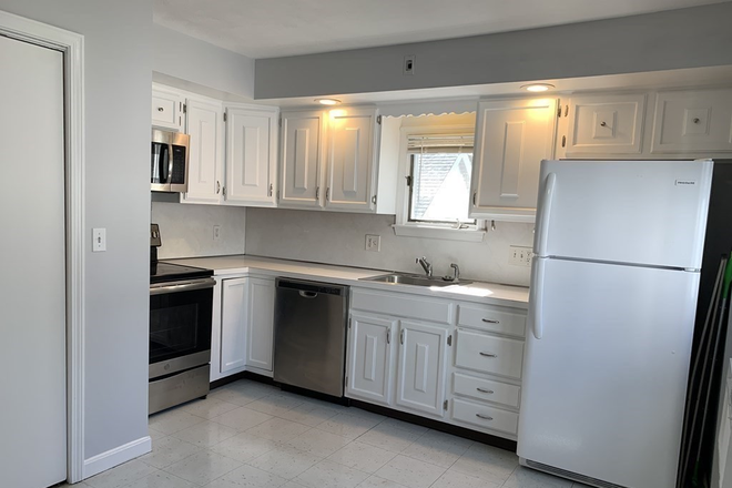 Kitchen - Beautiful 3 bed 2 bath in great location! Washer/Dryer in-unit! Apartments