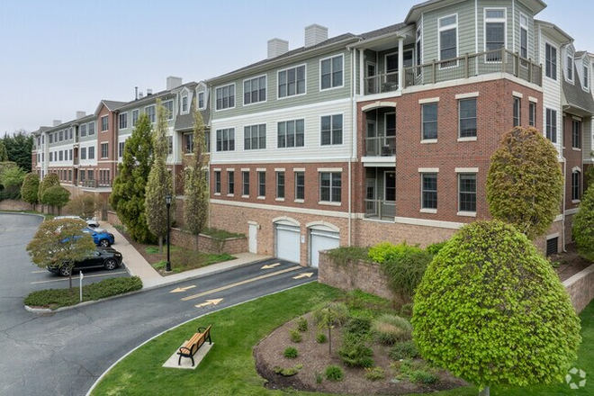 Building - East Side Commons