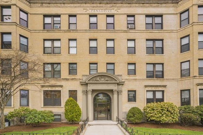 Hub Realty - Fenway, large one bedroom split, walk to shops and restaurants Apartments