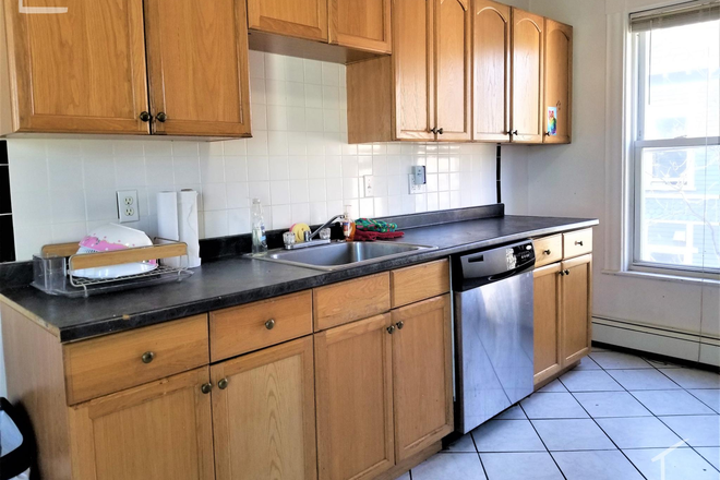Kitchen - Huge 4 bed 2 bath on Gardner St 9/1/2025 Apartments