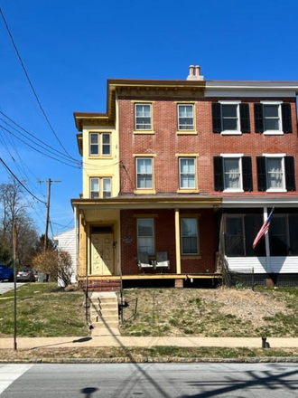 ftr - 2BR 3rd fl unit. 6/1/25 available Free on-street parking, laundry