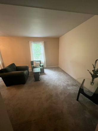 spacious living room - *New Listing* Oak Manor townhouse, ready to rent fall 2025