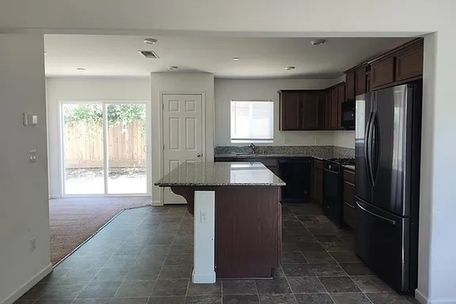 Kitchen - Private room $650 Rent: 10 min drive to campus House