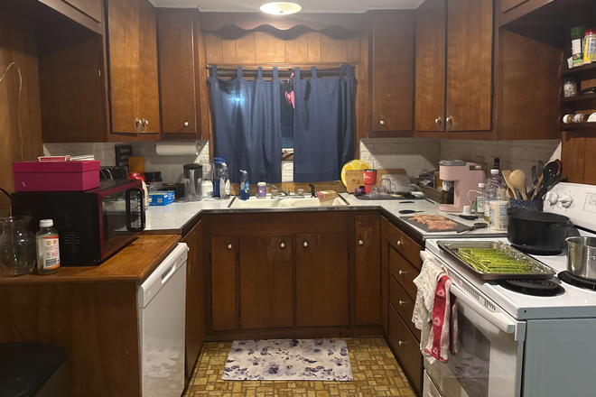 KITCHEN - Walking Distance to Campus/ On Campus Shuttle line!