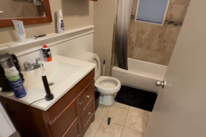 Upstairs Bathroom - Large apartment, close to campus
