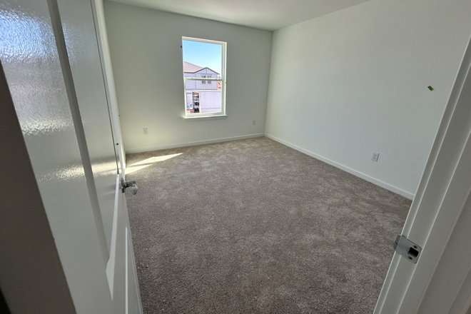 Bedroom 1 - 3 Rooms with shared living space 20 mins away from campus House