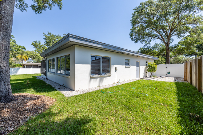 Backyard 02 Fence yard - Shared Flexible Short-Term Rental for three guests near USF - Fully Furnished & Utilities Included! House