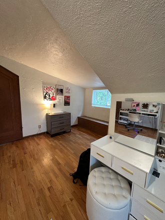 Bedroom - Two Person Room in House on the Hill Right Next to Alpha Phi- 5 minute walk to campus