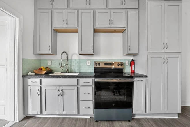 Kitchen - Ultra-commutable 7 Mins to MGH via Blue Line! Modern Furnished 2B w/ In-Unit Laundry - All Inclusive Condo