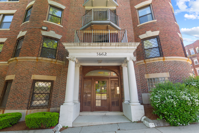 Location! Location! - Spacious, Bright 3bed/ 2 bath on Comm Ave steps to Greenline! Condo