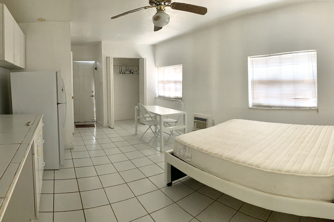 Spacious like new private studio - THIS IS A COMPLETELY PRIVATE- NOT SHARED 1BdRm  APT/ 1Bth UNIT -you can walk to FIU MMC