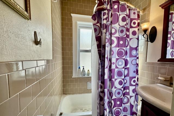 Bathroom 1 - Room For Sublet Apartments