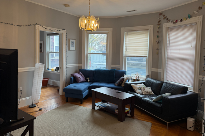 . - Huge 4 Bed 2 Full bath Duplex, Laundry in unit, Central AC Apartments