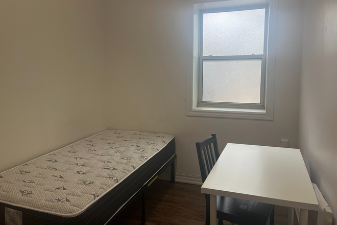 Main Room - 1 Person Studio Apartment in Annex Summer Sublet