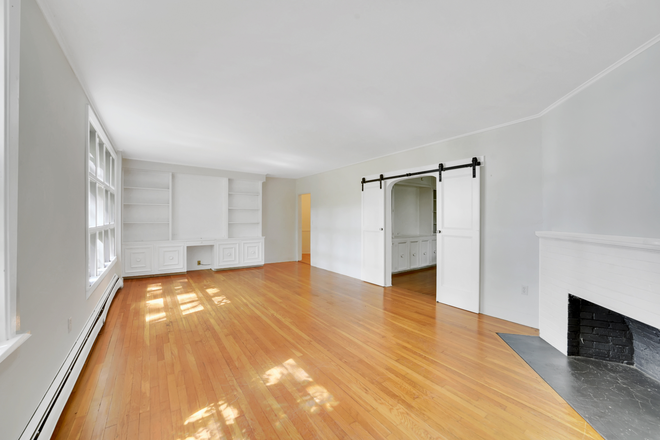 Living Room - Beautiful 3-4 bedroom, 1.5 bath, walking distance to campus