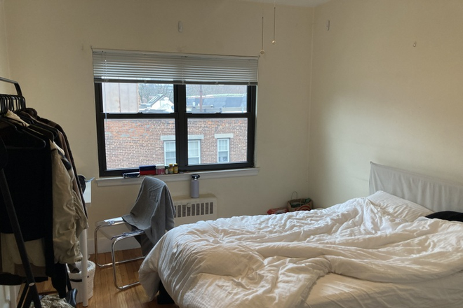 Bedroom 1 - 1 Bedroom Pleasant Neighbourhood Apartment, 20 mins by T to Berklee