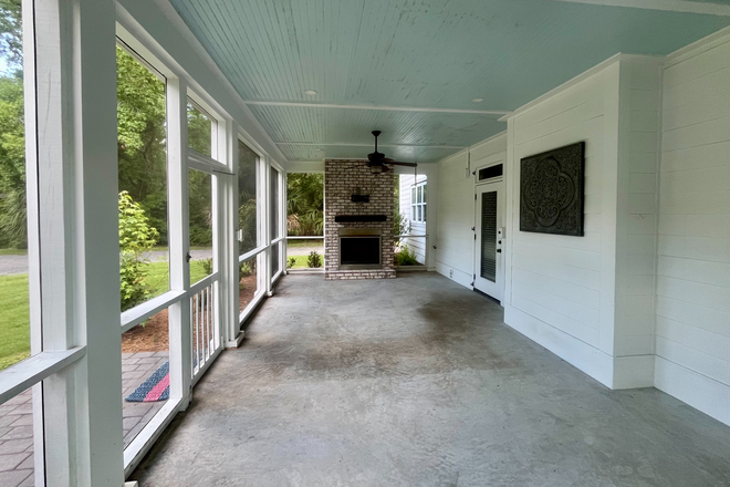 Screened porch - Great 3 bed 2.5 bath just over the West Ashley Bridge, 5 minutes from MUSC House