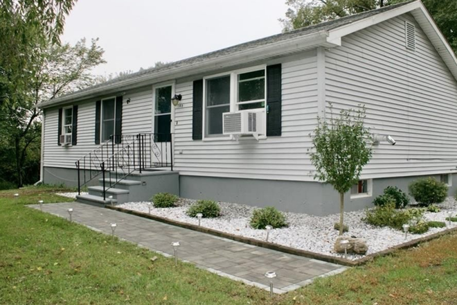 exterior - Clean & Modern 3 bedroom House Close to UConn