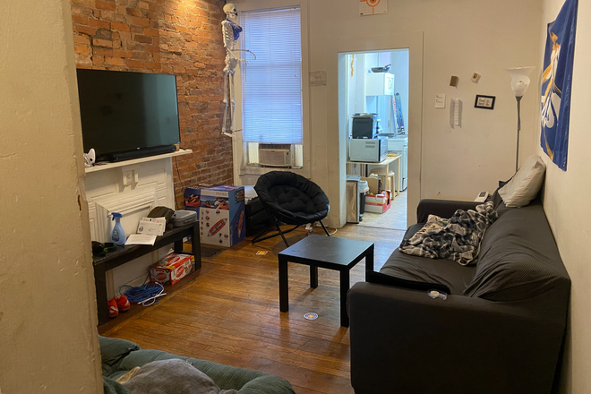 Living room - Wheeler Street, 3-4 Bedroom, 1 Bath, Short walk to campus Townhome