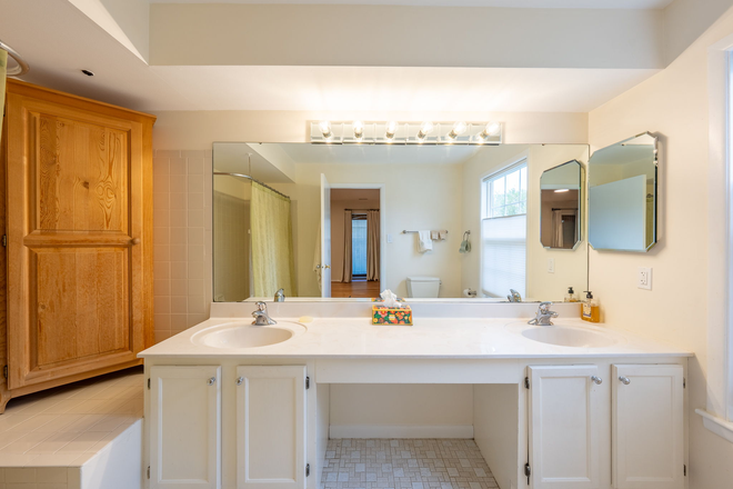 Primary bathroom, front view - 2BR apt-Federal Court-Princeton