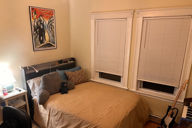 Bedroom - twin xl with tempur-pedic mattress topper - Sublet room on Tufts campus Townhome