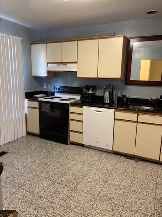 Large Kitchen - STUDENT HOUSING/YOUNG PROFESSIONALS Townhome