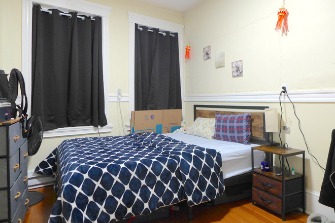 bostonrealtyonline.com - Comfortable Three Bed Apartment in Stellar Mission Hill Neighborhood
