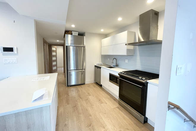 Kitchen - Spacious 4 bed bedroom apartment near UMASS