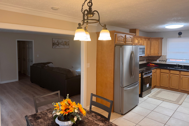 Kitchen/Dining room - 5 rooms 3 bath $1000 per room House