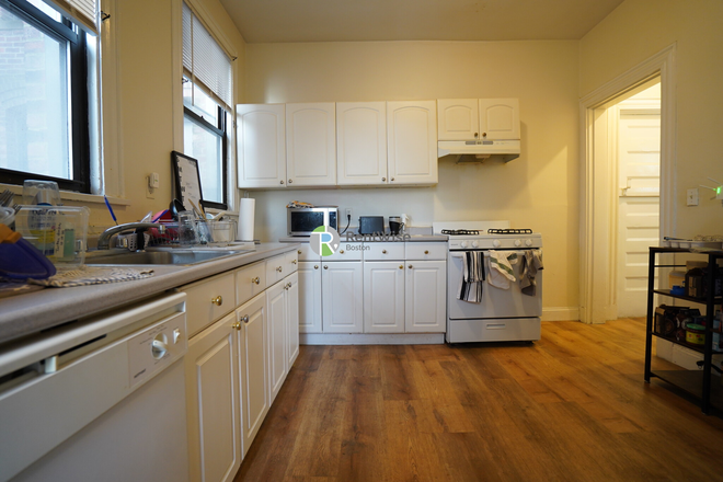 1 - SEPT 2026 – Spacious Packard’s Corner 4BR | 1.5 Baths | Students OK | No Fee Apartments