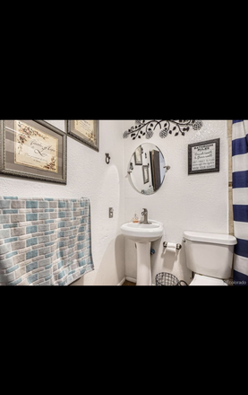 bathroom - House 2 miles from campus