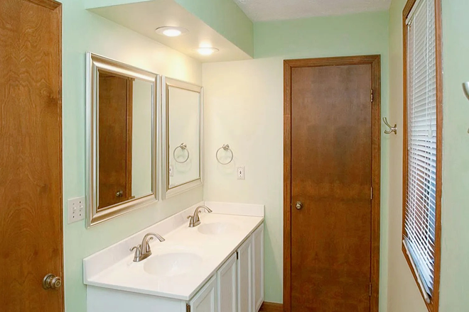 bathroom - House in University Village