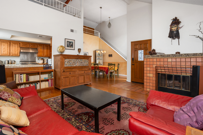 Living room - Coastal San Diego/Del Mar/Solana Beach 2BD/2BA Rental - September - January