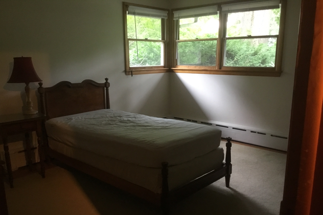Bedroom - Large 1 bedroom in private home with separate entrance