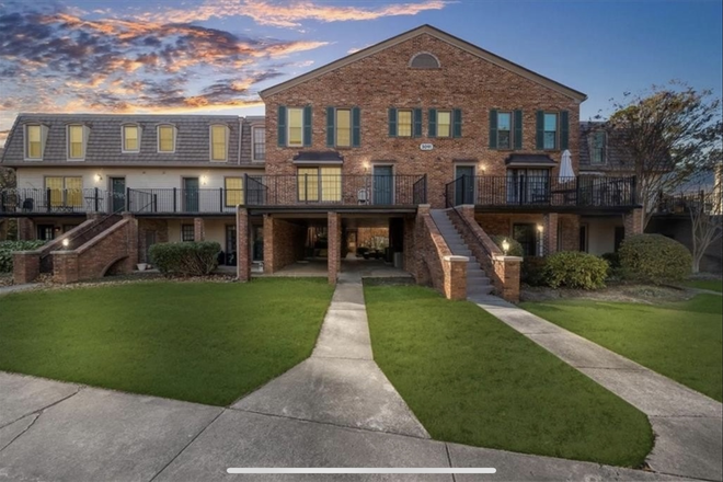 Building 3091. Entrance through courtyard. - Newly Renovated Condo Close to Everything