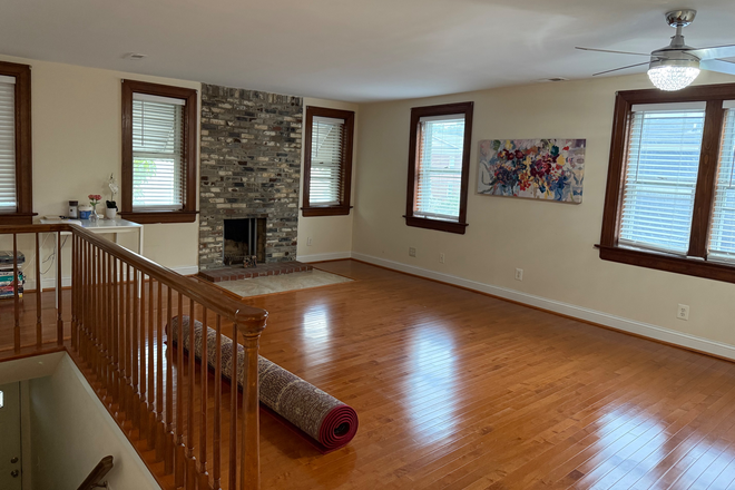 Living room - 7-minute walk to Metro Station - Student-Friendly!