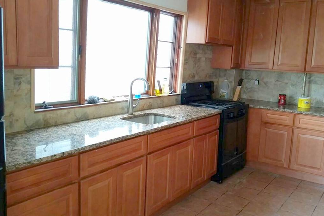 kitchen - 3 beds 2 baths house. Non-Party Atmosphere.