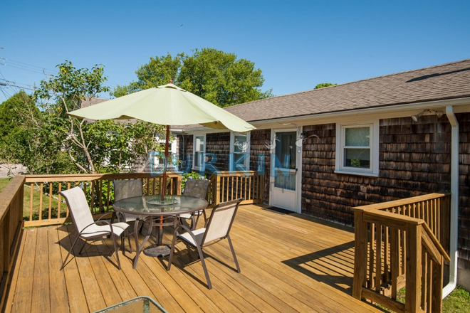 Exterior - Well Lit 2 Bed Cottage, Walk to Scarborough Beach. APPLY NOW WITH NO FEE www.durkincottages.co House