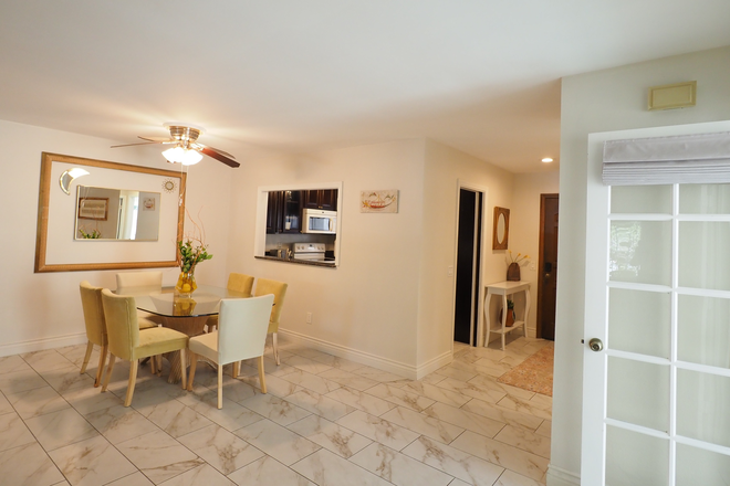 Dining Area - Beautiful 3 Bedrooms / 2 Full Baths Condominium with a parking garage